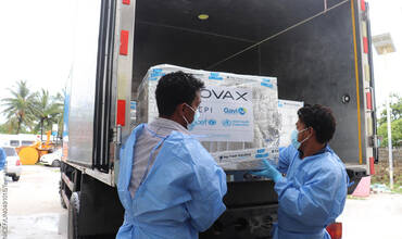 Descarga de las primeras vacunas COVAX llegadas a Kiribati