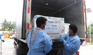 Descarga de las primeras vacunas COVAX llegadas a Kiribati