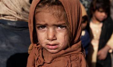 Shaziyah, de 6 años, espera su turno para ser atendida en una clínica móvil