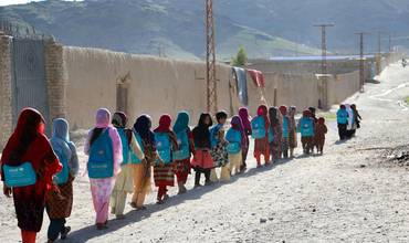 Grupo de niños de camino a la escuela en Kandahar