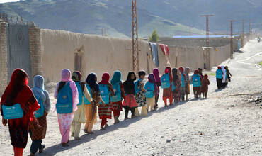 Grupo de niños de camino a la escuela en Kandahar