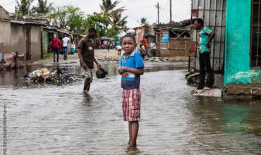 Un niño en medio de la inundación que ha sufrido su barrio de Beira, en Mozambique