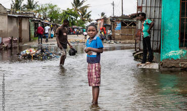 Un niño en medio de la inundación que ha sufrido su barrio de Beira, en Mozambique