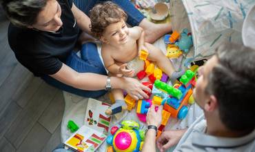 Una madre y un padre jugando con su hijo