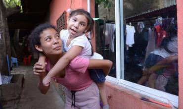 Dos niñas juegan después de una revisión médica rutinaria en Nicaragua.