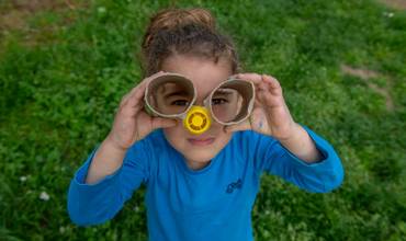 Una niña juega en un entorno sostenible