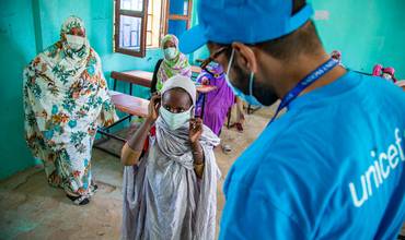 Una niña aprende a colocarse la mascarilla en una escuela de Nouakchott, la capital de Mauritania.