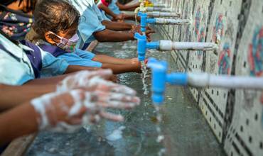Un grupo de niñas se lava las manos en una escuela de India