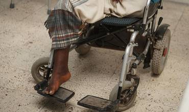 Un niño yemení mutilado por un proyectil