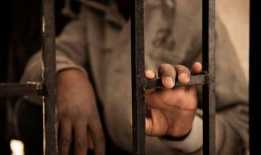 Un niño migrante de Níger en un centro de detención libio.