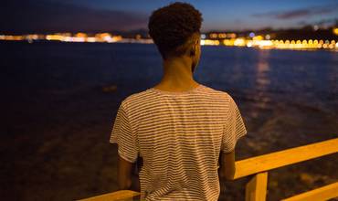 Niño migrante en las costas españolas