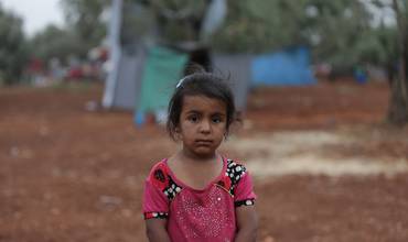 Ayer, cinco niños y niñas de 6 a 13 años murieron cuando unos cohetes alcanzaron una escuela primaria en Sarmin, en la provincia de Idlib, en Siria. 