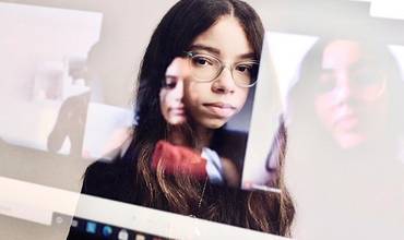 Una adolescente tiene una videollamada con algunas amigas