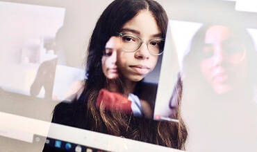 Una adolescente tiene una videollamada con algunas amigas