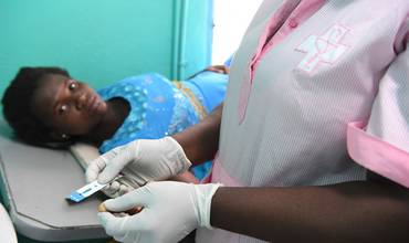Una mujer a punto de someterse a un test de VIH en Costa de Marfil.
