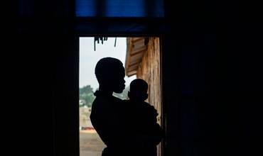una madre con su bebé en el campamento de desplazados de Kigonze, en RDC