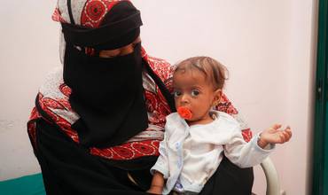 Madre yemení con su hijo