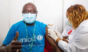 Un trabajador sanitario de UNICEF es vacunado contra la COVID-19