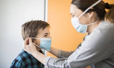 COVID-19: priorizar la vacunación del personal docente