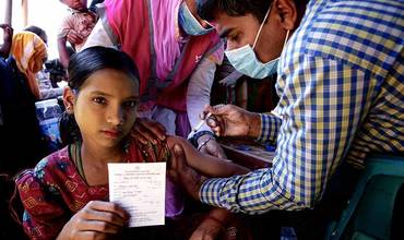 Niña rohingya siendo vacunada