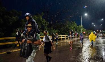 Familias de Venezuela cruzan con sus hijos la frontera con Venezuela