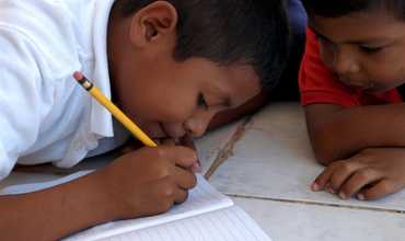 Participa en el sorteo de una raqueta de la tenista Garbiñe Muguruza y contribuye a mejorar la educación de miles de niños