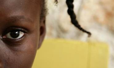 Haití: prevenir la transmisión del VIH/SIDA de madre a hijo, también en los campamentos