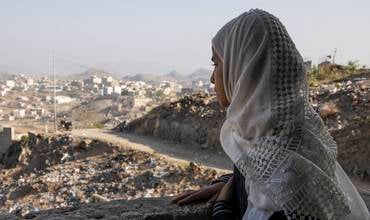 Una niña contempla la destrucción que deja el conflicto en Yemen.
