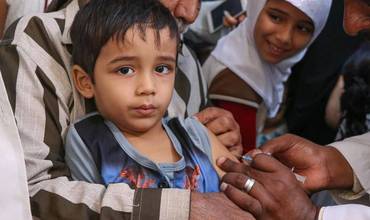 Jahem Salah recibe su vacuna contra el sarampión y la rubeola en una reciente campaña de vacunación de UNICEF en Yemen