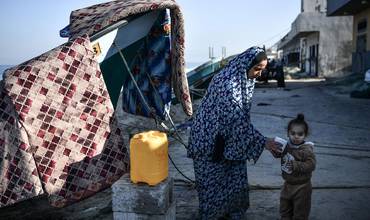 Imagen de una mujer y una niña en gaza