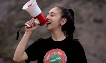 Chica con un altavoz para expresarse Chica con un altavoz para expresarse