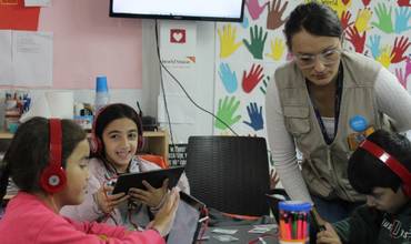 Jovenes refugiados y migrantes, aprendiendo la lengua con herramientas digitales