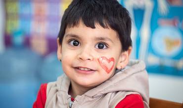 Imagen de un niño pequeño refugiado