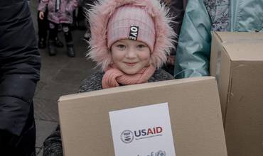 Niña con caja de suministros UNICEF