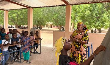 Directora y alumnos de un colegio de Malí