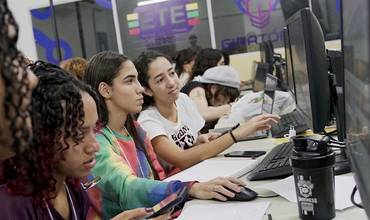 Chicas estudiando en clase Chicas estudiando en clase