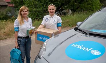 Miembros de UNICEF entregando suministros