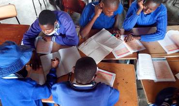 Jóvenes de Zimbabue estudiando juntos