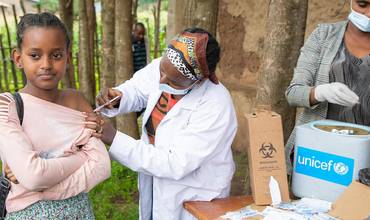 Niña siendo vacunada