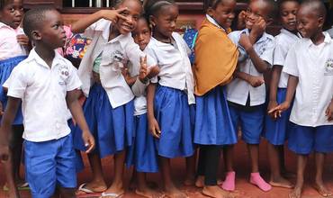 niñas y niños con sus uniformes escolares en Guinea