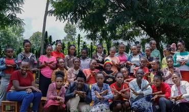 Jóvenes mostrando negación al matrimonio infantil