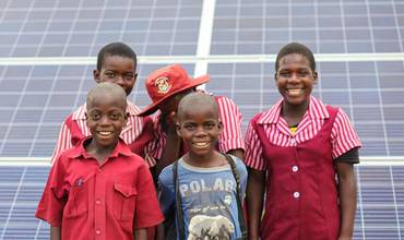 Niños frente a paneles solares