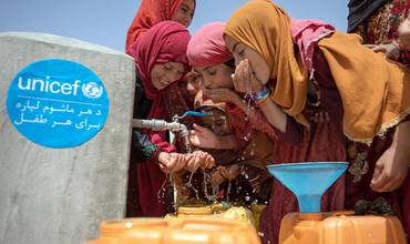 Gente bebiendo agua potable del grifo de una fuente