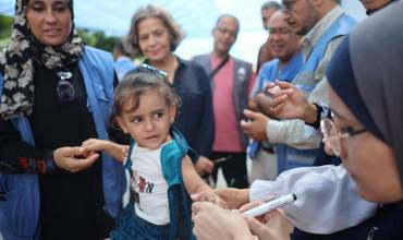 Una niña siendo vacunada