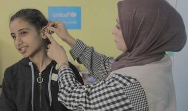 Una niña que usa audífonos