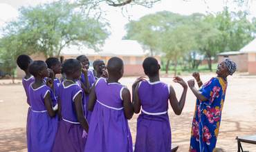 Un grupo de adolescentes en la escuela