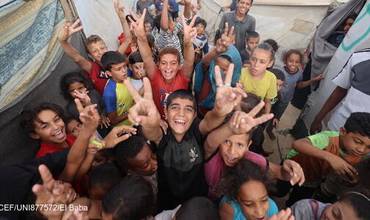 Niños y niñas celebrando el alto al fuego en Gaza