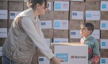 Un niño recibe ropa de abrigo.