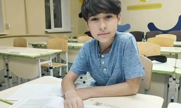 Tu colaboración está ayudando a los niños y niñas ucranianos a perseguir sus sueños. Denys en el colegio