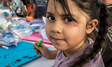 Participación escolar Una niña dibuja en un aula